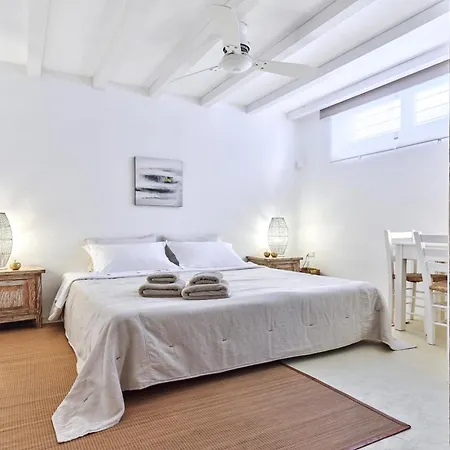 Villa Ekavi Filizi - Seaside Just Outside Of Naousa (Paros)